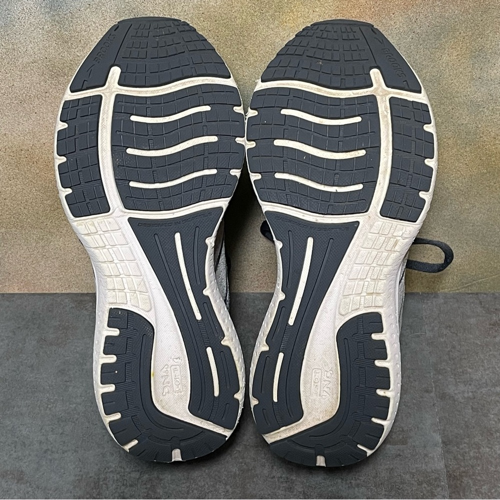 Brooks Women's Running Shoes in Light Gray and Black - Picture 14 of 16